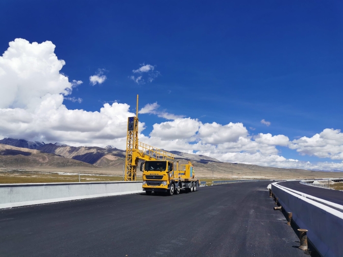 pp电子桥梁检测车助力雅安高速磨练