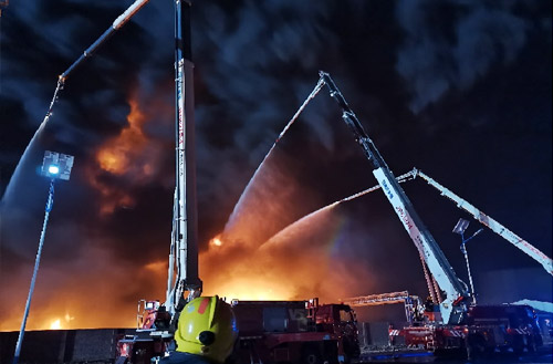 pp电子数十辆抬高喷射消防车救援河北沧州南大港工业园区火灾