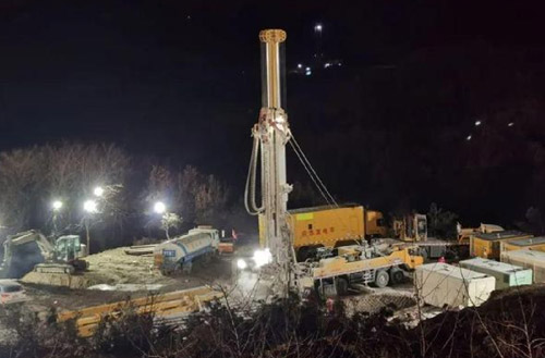 pp电子携XSC1200车载深井钻机星夜前往栖霞开展金矿救援事情