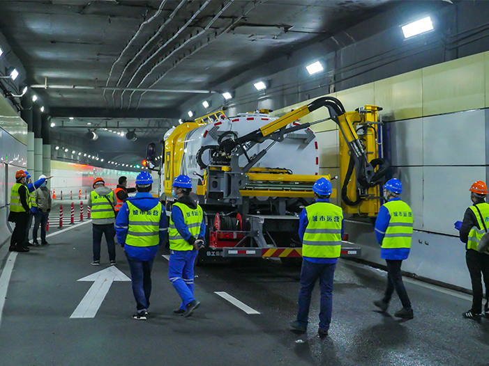 pp电子墙面洗濯车在上海打浦路隧道作业