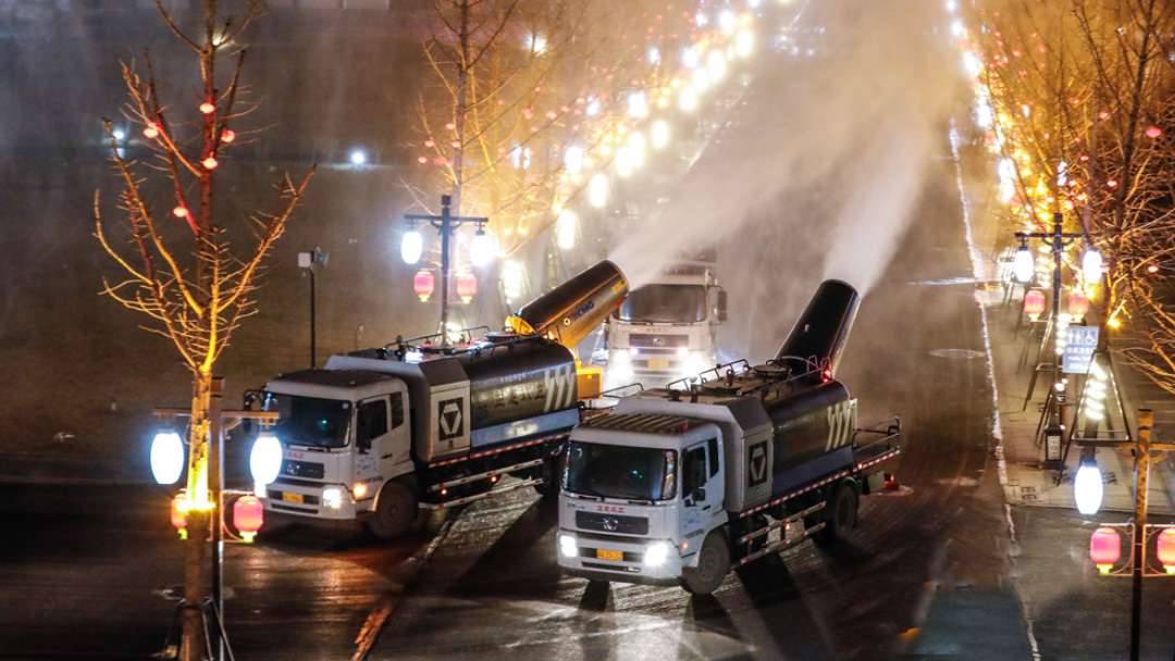 pp电子多功效抑尘车在河北正定喷洒消毒液