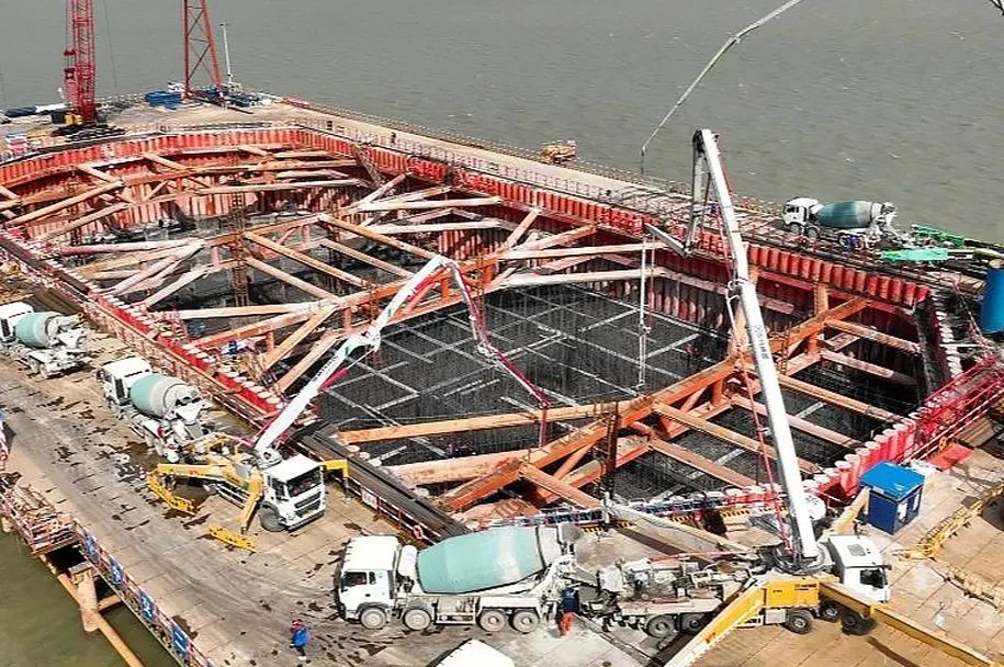 pp电子泵车再筑“天下之最”张靖皋长江大桥！