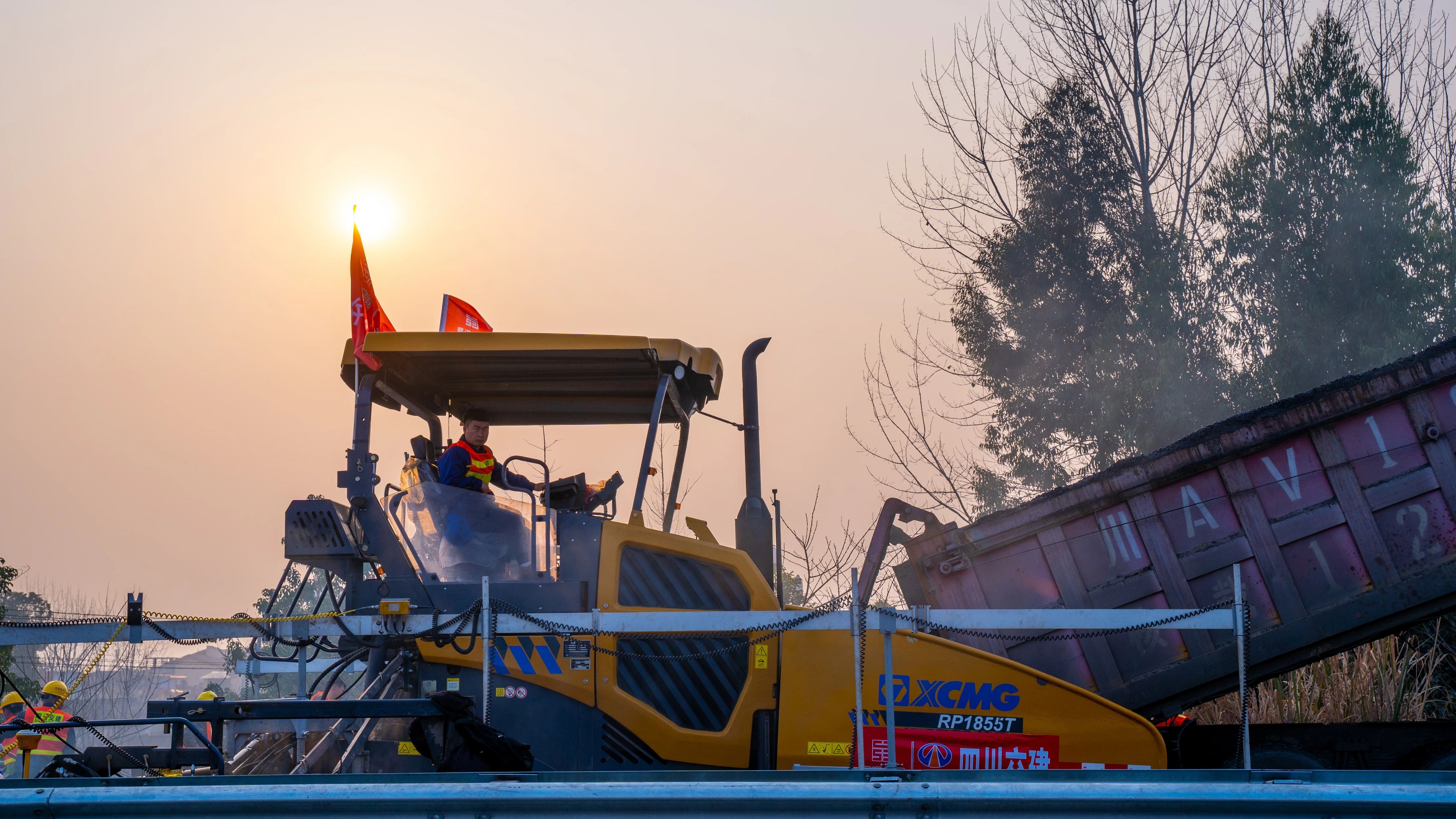 18天！pp电子成套沥青路面装备助力成绵高速罩面施工！