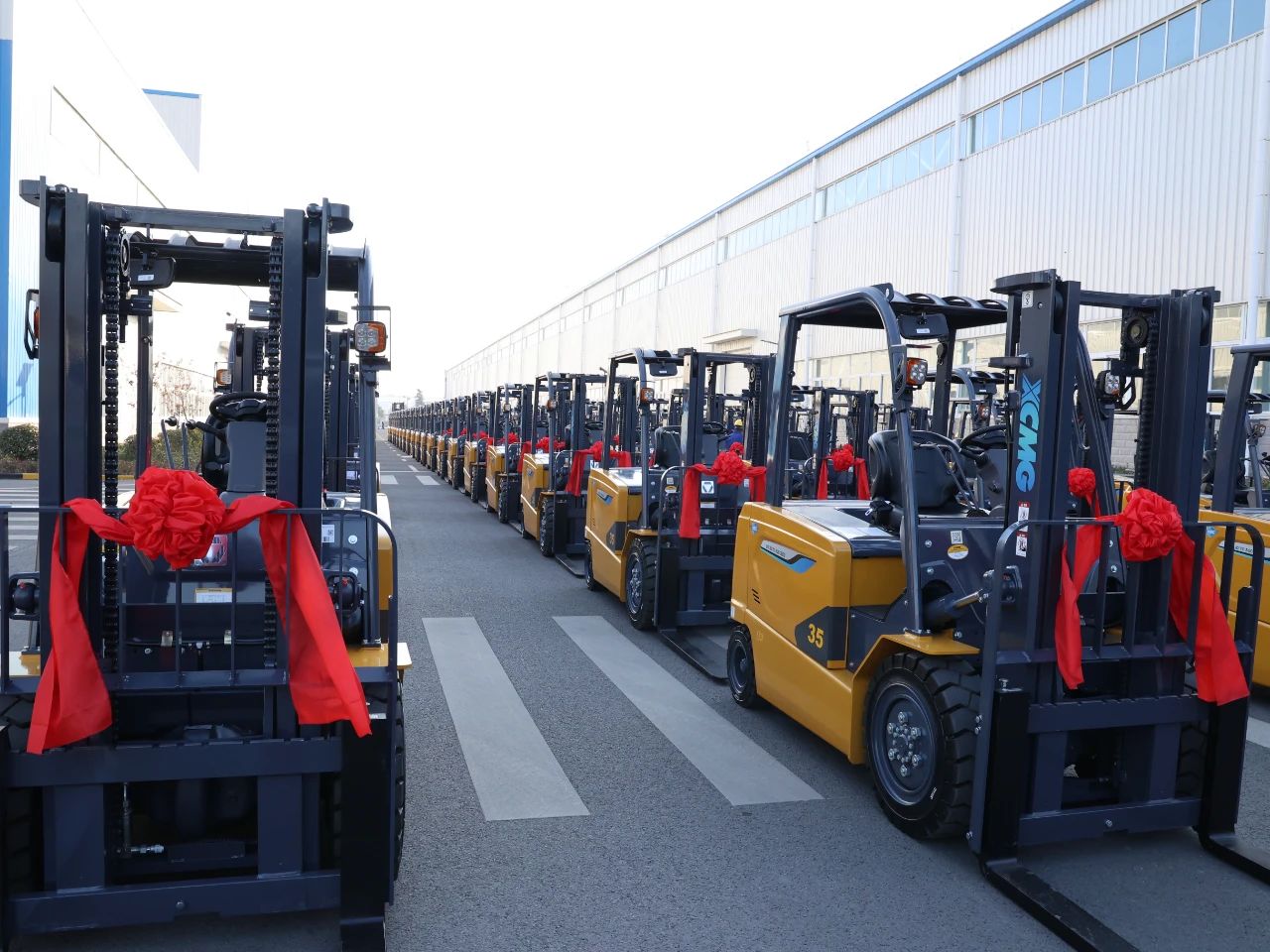 又是百余台！pp电子“鲲鹏”叉车批量交车