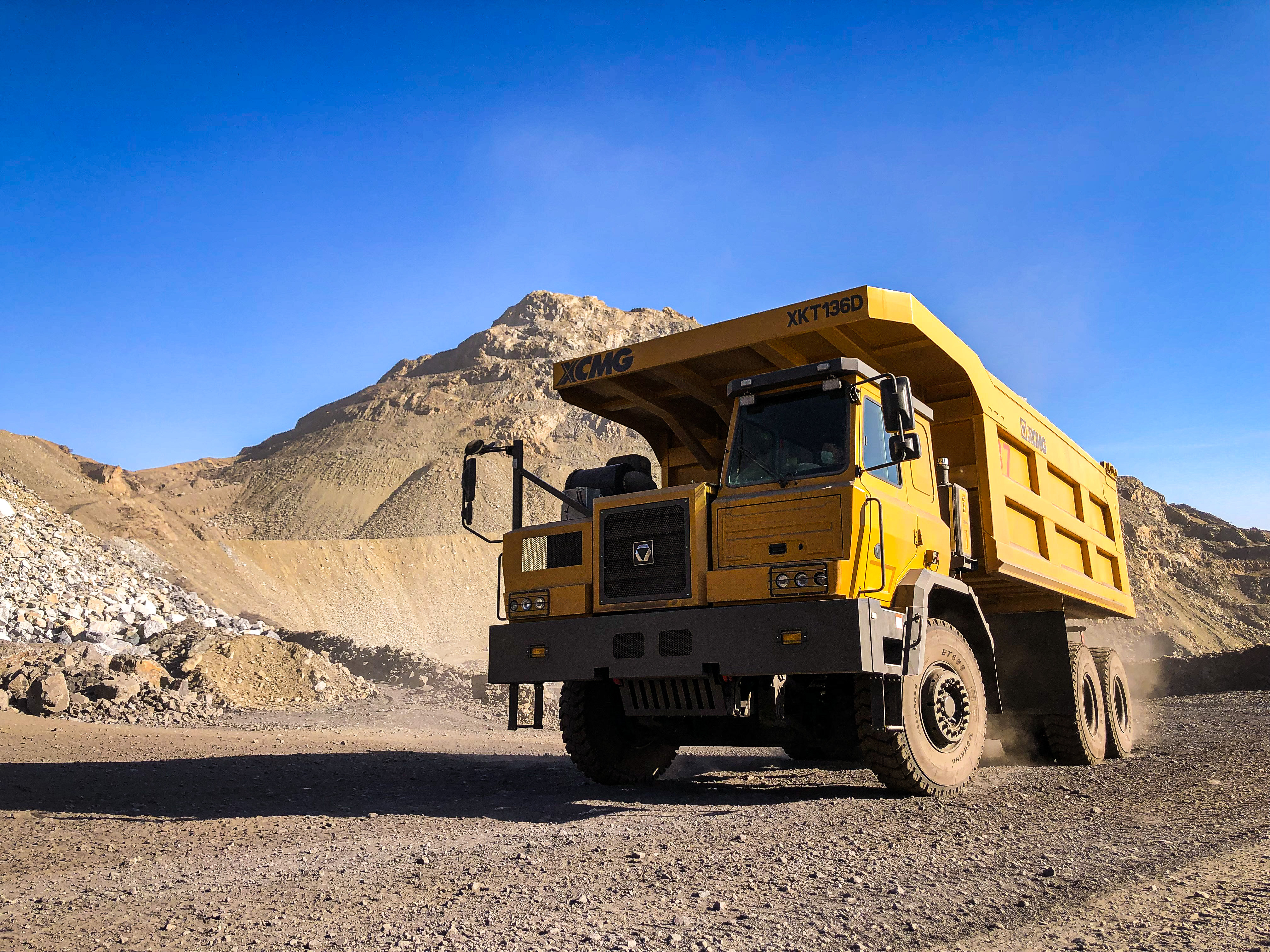 【新品下线】pp电子XKT136D三桥宽体矿车正式下线！