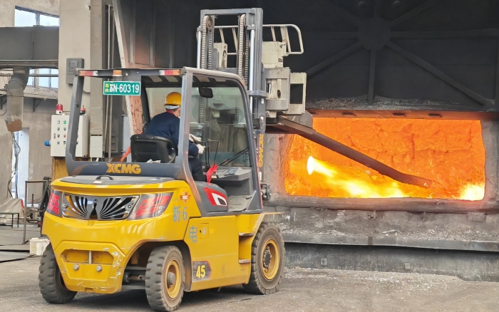 真金不怕火炼，，，，，，pp电子重载孔雀叉车威武霸气！