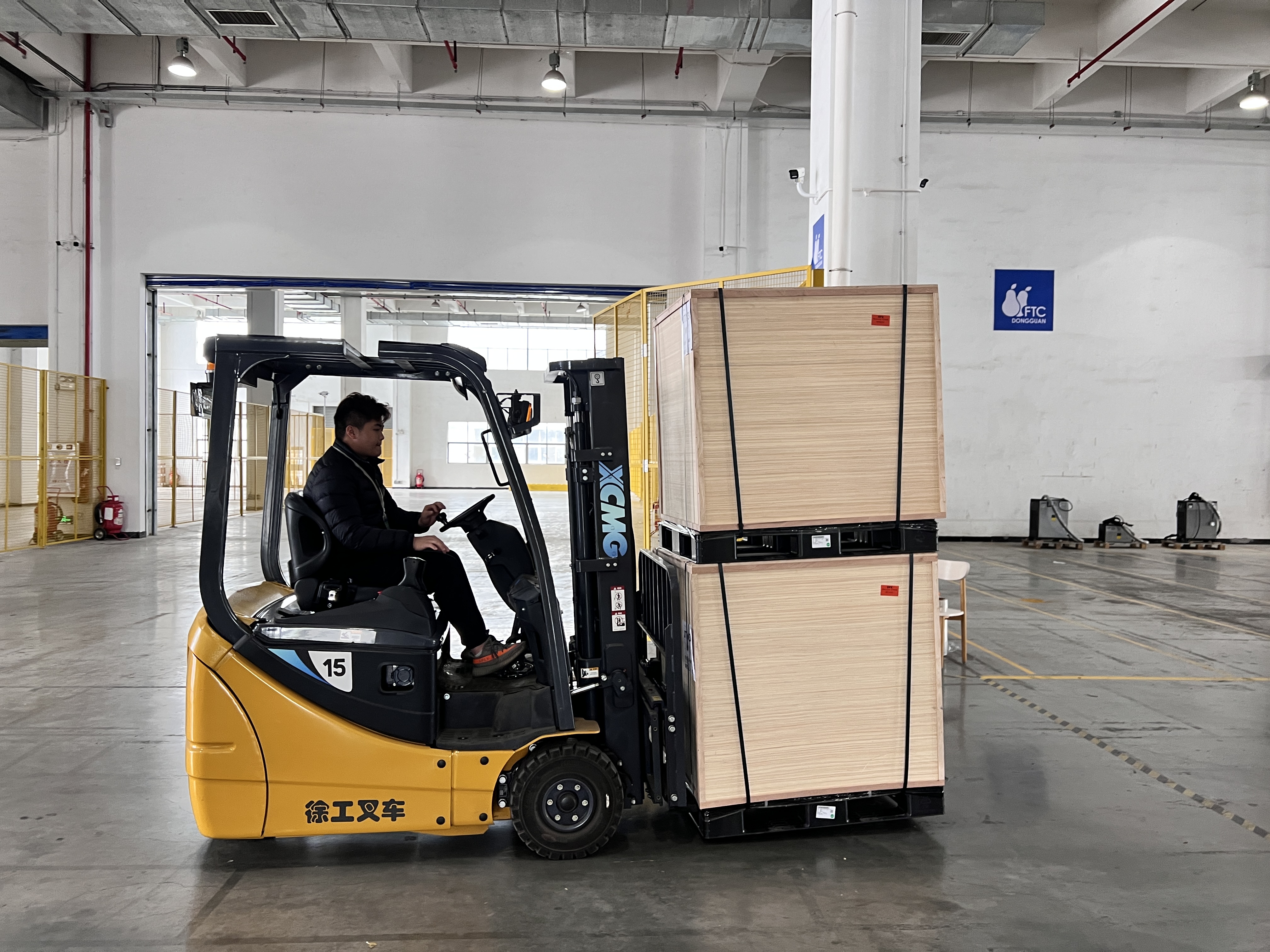 pp电子三支点系列叉车助力物流仓储行业无邪搬运