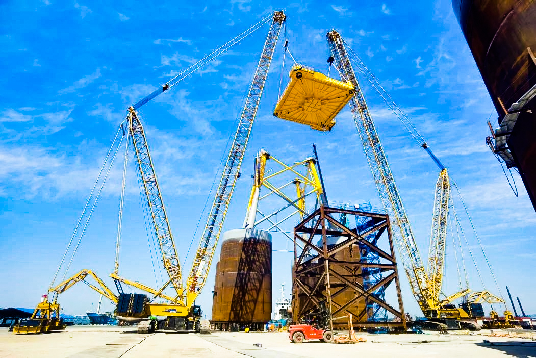 总重1972吨！pp电子XGC12000助力大型导管架总组顺遂吊装