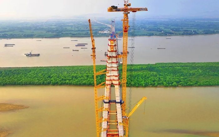 308米！pp电子塔机助力天下最大跨度三塔斜拉桥喜封金顶