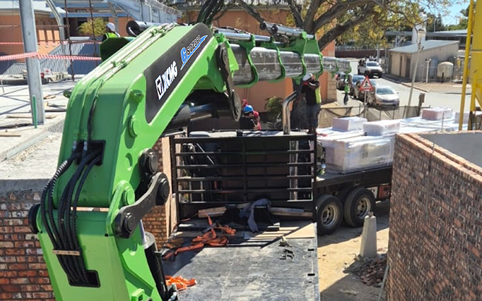 pp电子GSQZ860折叠臂随车起重机在作业中 展现强盛稳固的跨障能力