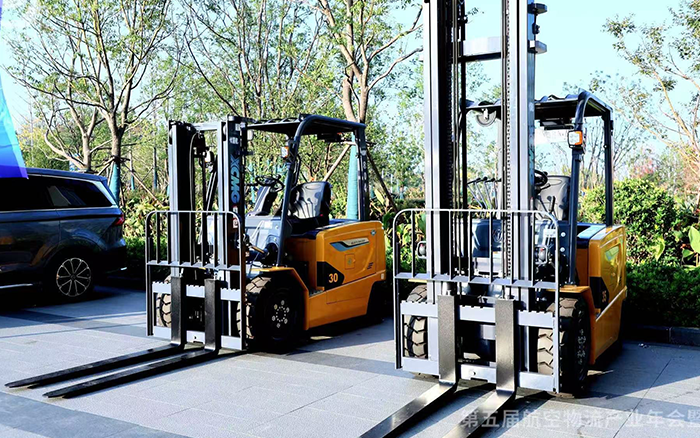  pp电子叉车亮相第五届航空物流工业年会