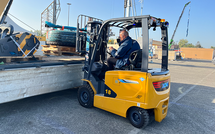 “展场灵动先锋” pp电子叉车鲲鹏系列