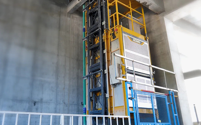 性能规范！pp电子井道施工升降机助建超高层商务中心项目