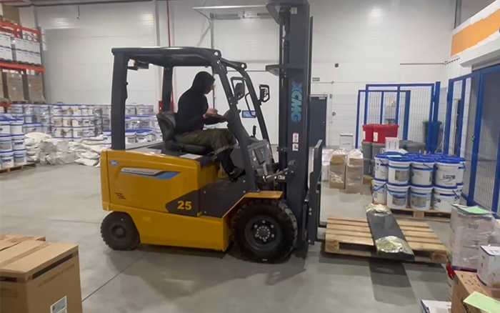pp电子新能源叉车赋能哈萨克斯坦阿拉木图客栈