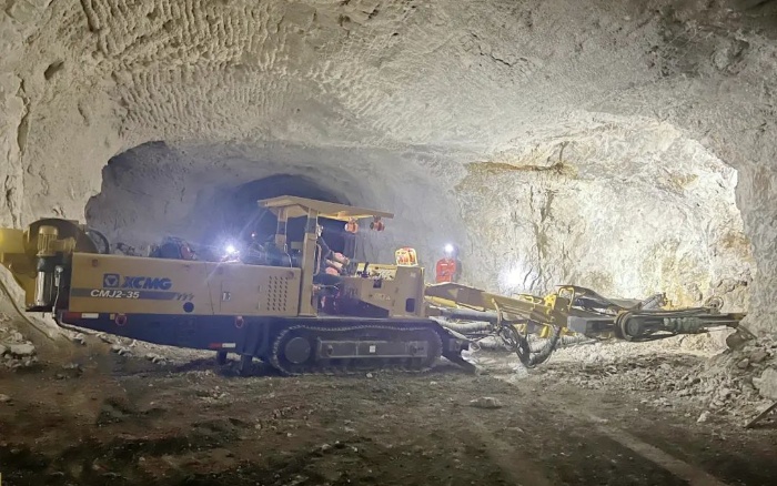 窄小巷道作业！pp电子掘进钻车助力铁矿开采