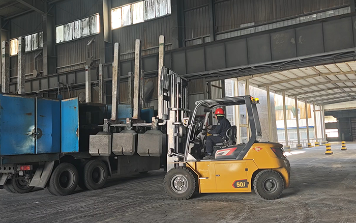 pp电子孔雀高性能重载锂电叉车助力冶金行业加速生长