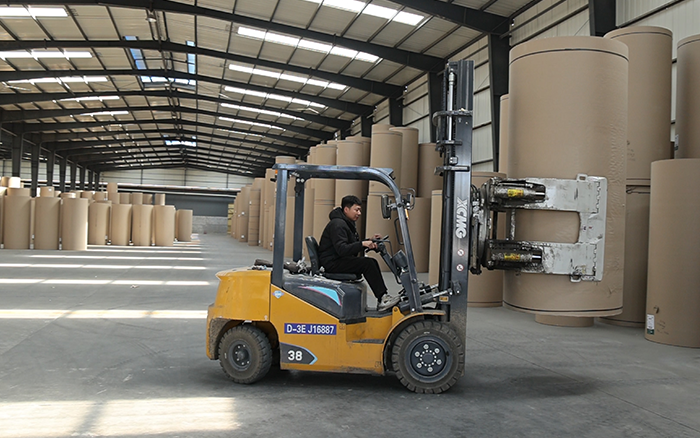 pp电子新E叉车，，，，，为纸厂搬运难题 “精准破局”