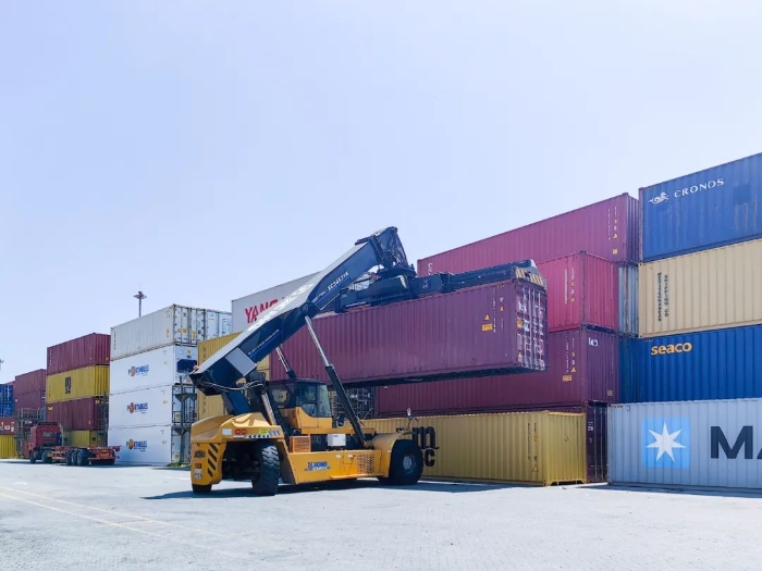 性能优越！pp电子正面吊助力海铁联运生长