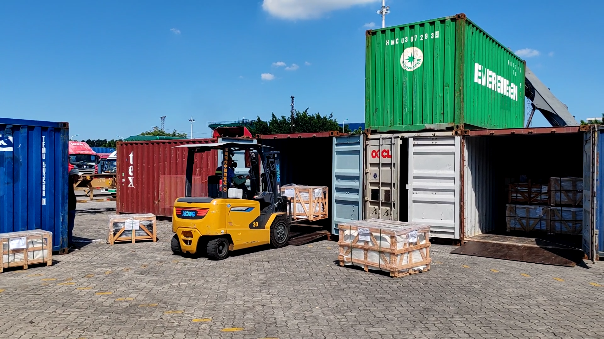 可进箱操作的pp电子电动平衡重叉车