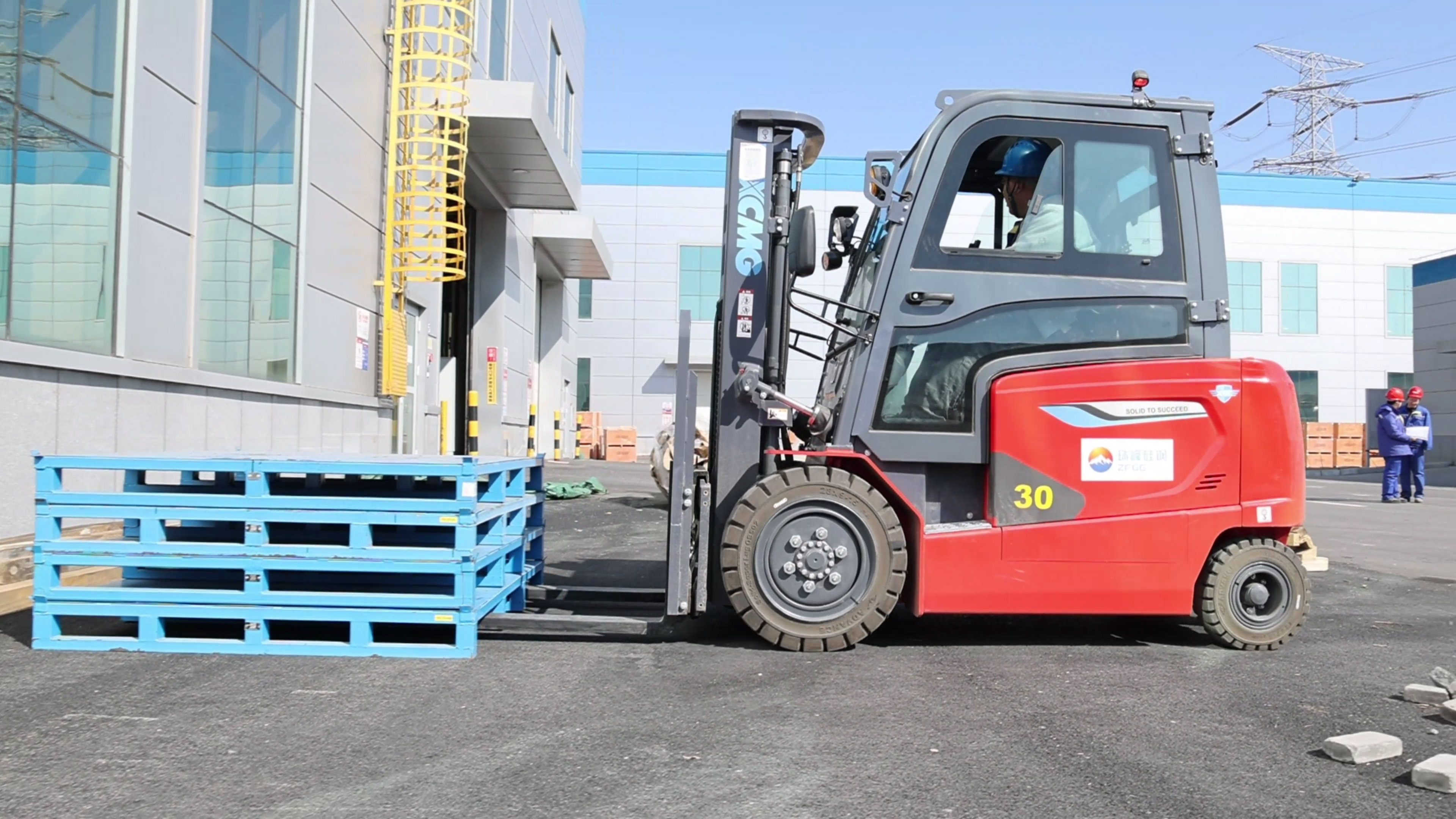 小巧精悍，，，，，pp电子鲲鹏系列电动平衡重叉车制造业大展身手