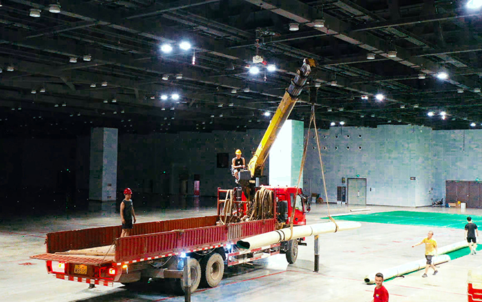 高效稳护航，，，，，，，pp电子随车起重机赋能广西会展中心体育场馆塑胶铺设